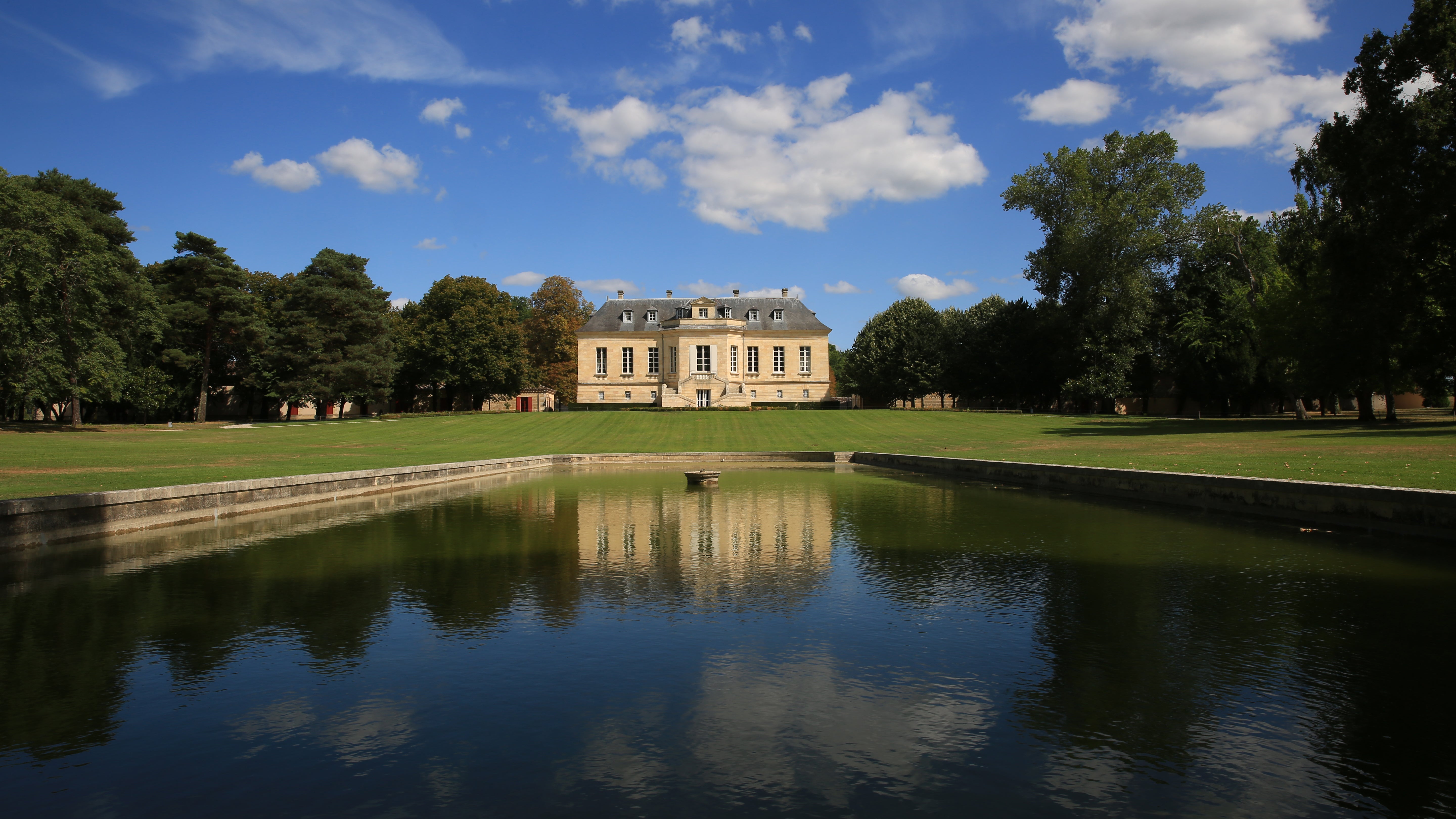 CHÂTEAU LA LOUVIÈRE